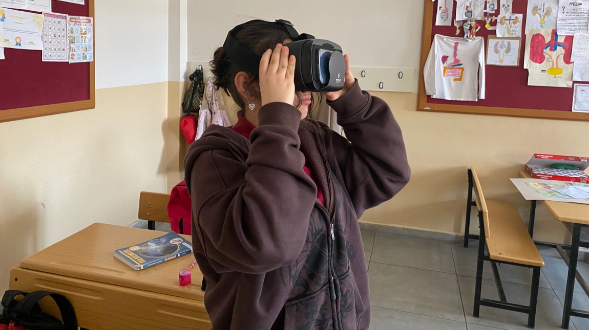 Okulumuz Öğrencileri VR Gözlükle Tarihi Mekanları 3D Olarak Gezdiler...